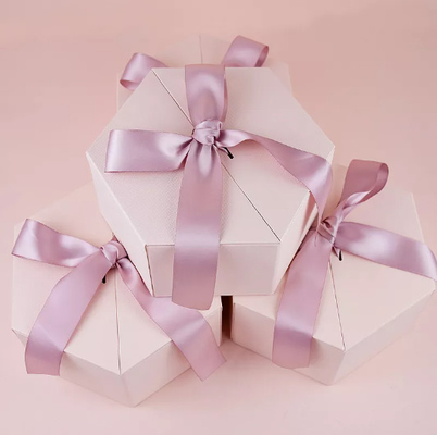 Hexagone de papier de carton de boîte-cadeau d'anniversaire de mariage de Chirstmas avec le ruban
